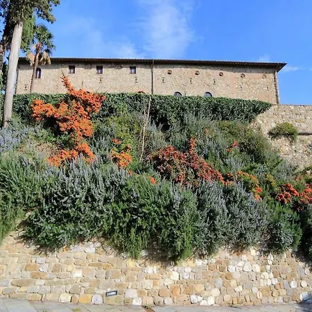 Sleeps 4 Pool Wifi Apartment